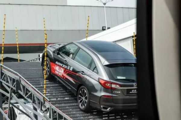 高人气动漫 气动“JOJO梗”席卷全球网络