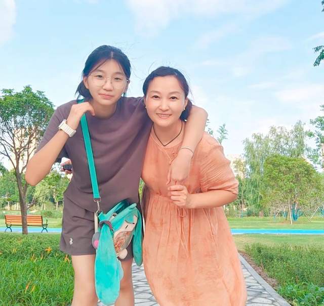 关晓彤你叉叉表情包