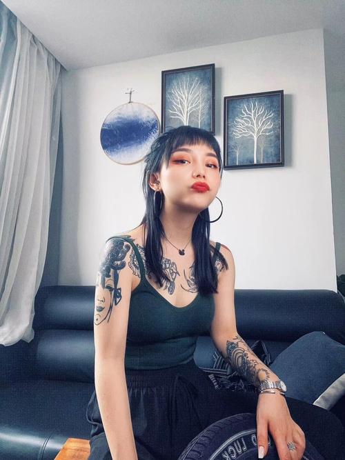 英国啄木鸟 啄木翅膀有白色斑点