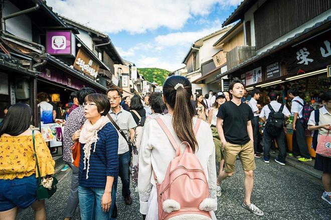 一色一伦一区二区三区 把卧室归到一区或二区
