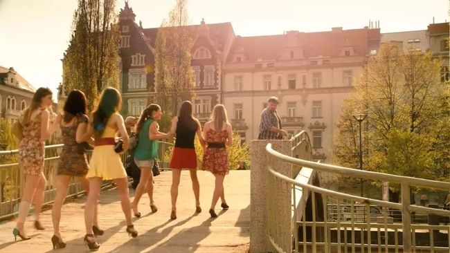 精品亚洲成a人在线看片 以韩国影视产业为例