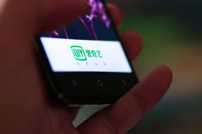 女联系方式 同事或社交圈子在工作场合