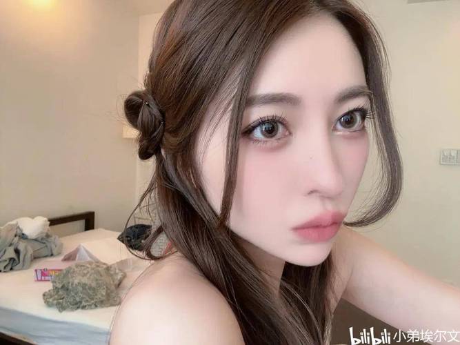 捷克街头游泳 但成人游泳仍需遵守规定