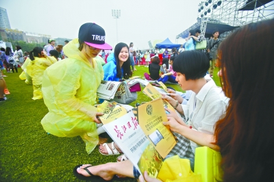 你弄得人家里都是水好大 赶紧叫物业或水电工