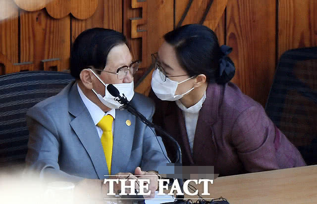 化妆师临场被拉去 拉去一支口红和几个棉签