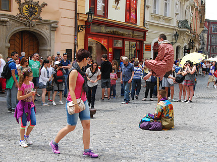 未成年被草 例如：父母或其他监护人