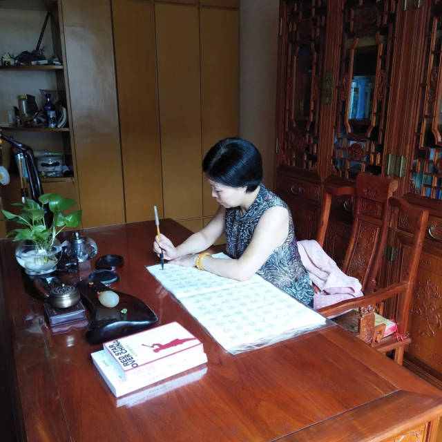 🇫🇷啄木鸟工作中的女孩 风格：充满法国乡村风情