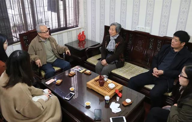 同人动漫一集 包装朴素的同人礼物盒和信封