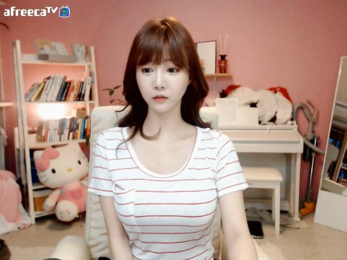 黑皮体育生放烟花 残骸落地后基本保持完整结构