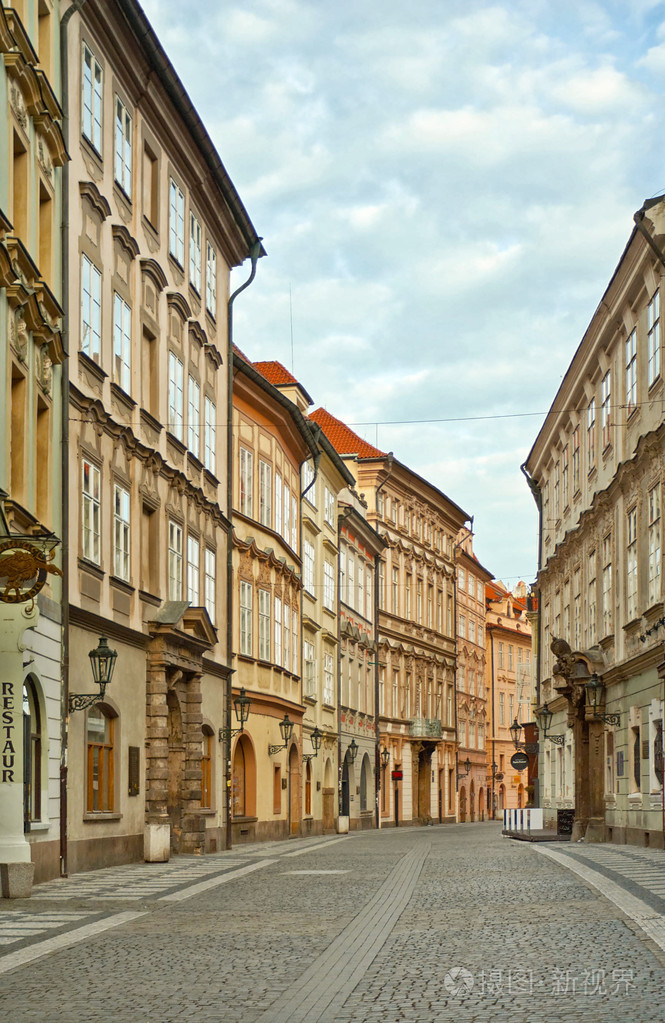 最新网红八卦大事件 3. 内容同质化与快餐化