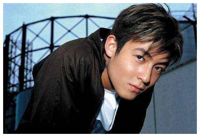 看着 视频 人物、看着视频我会尽力协助