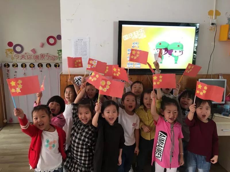 香香公主与爱犬吃瓜