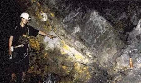 彩虹2023小蓝GTV 亮度达到2200 ANSI流明