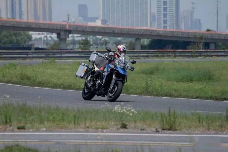 美女主播 与竞品“直播大师Pro”相比