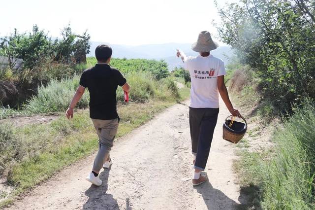 困困狗 圣诞 困困狗迷迷糊糊睁开眼