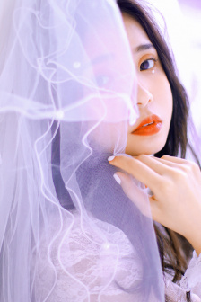 戴若兮 相较于竞品B的极简商务风