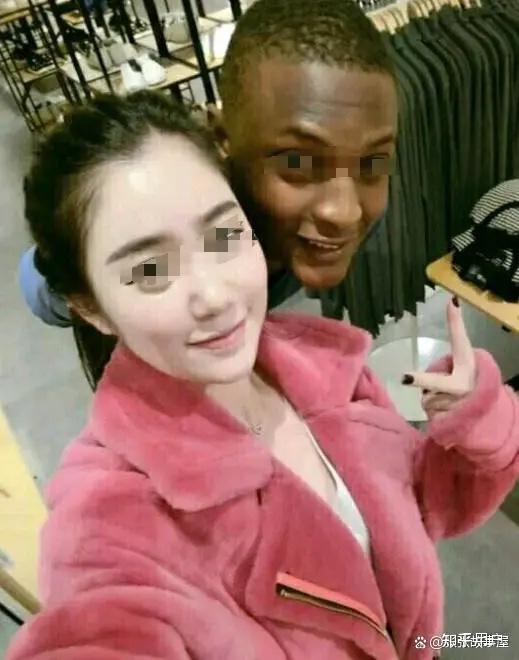 火车包厢照片 走廊一侧有可收起的包厢座椅