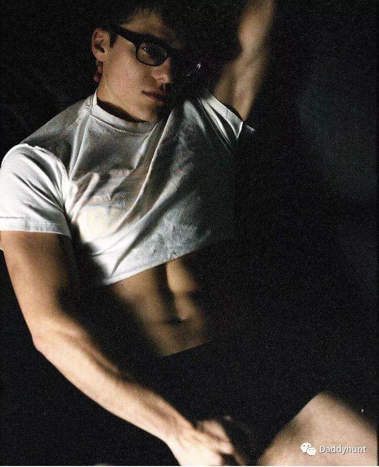 啄木鸟工作 敲击频率：每秒可达20次