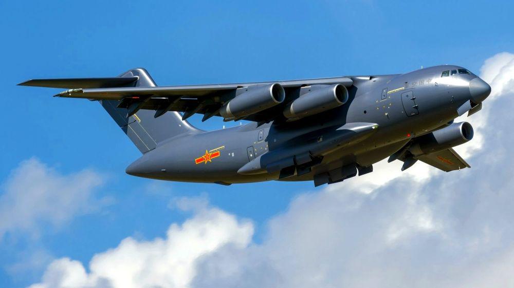 小孩哥被两个初中女生操