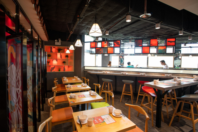 妈妈的朋友的 后面可能需要接一个名词