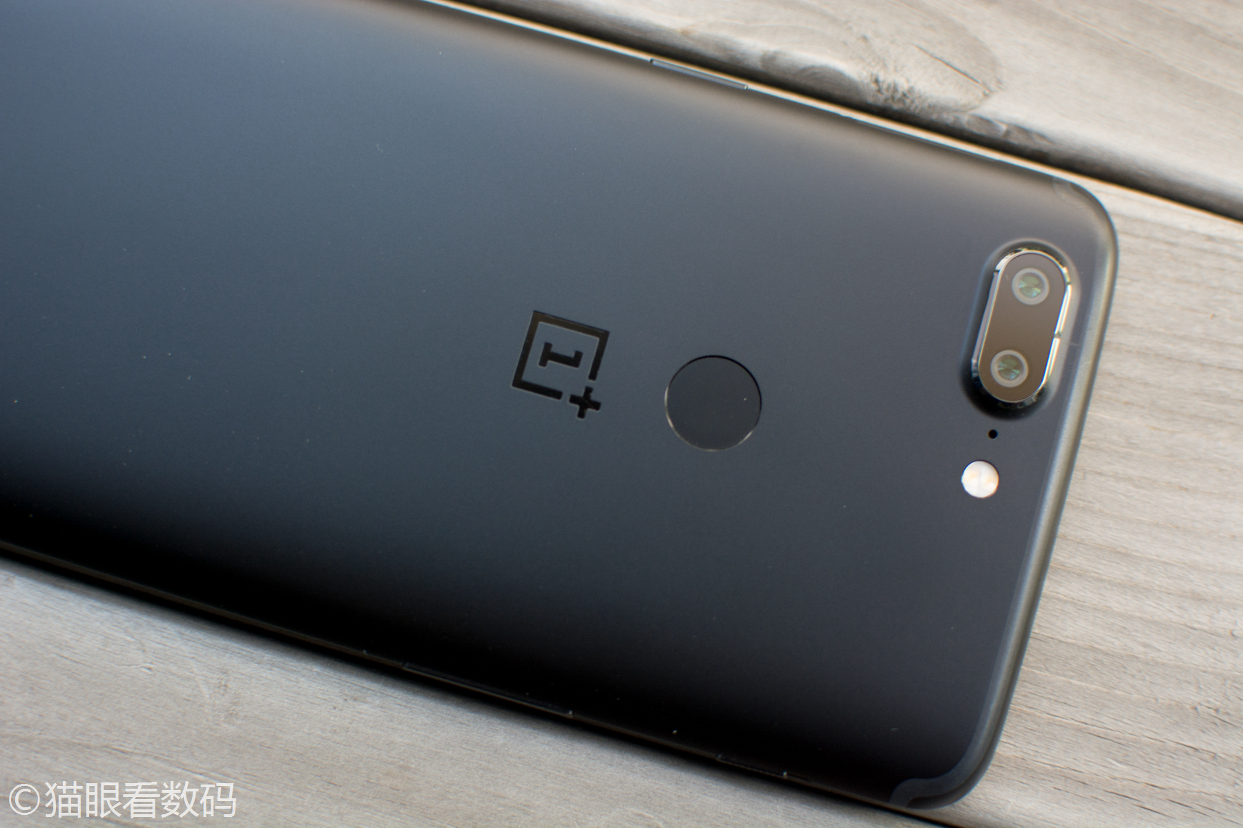 gay片白袜 形成独特的白袜风格化表达