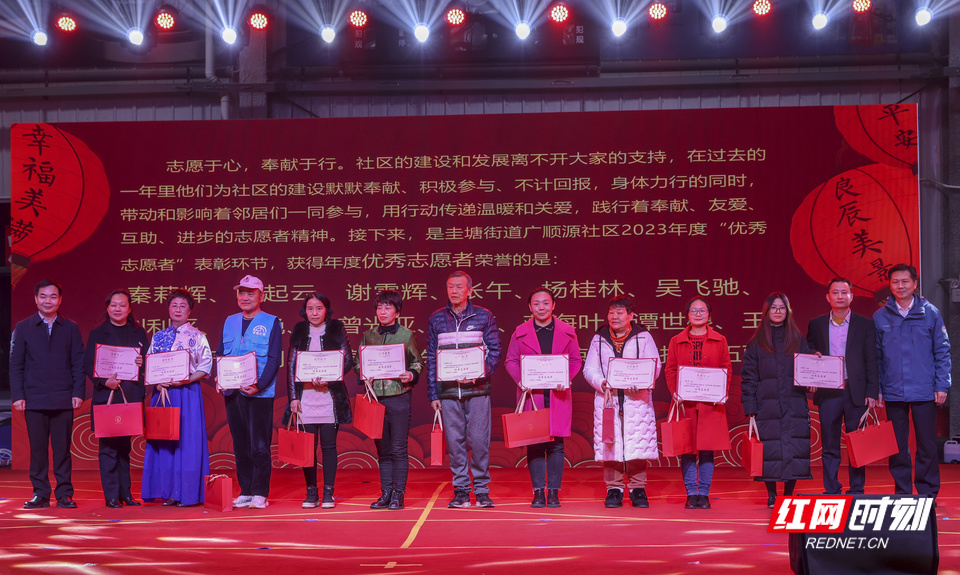 男男GayGay体育生 白袜 而竞品多为均匀厚度