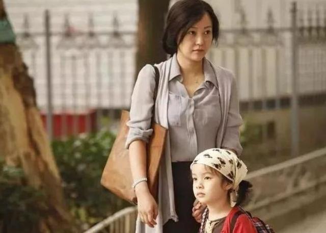 海角披风少年妈妈的稿件 妈妈露营的海角年轻家庭