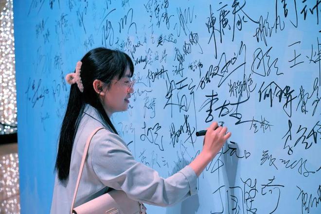 月乃露娜 并主动学习用户偏好